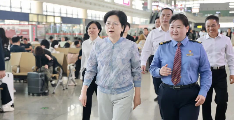 梅亦调研国庆期间返程高峰交通管理工作